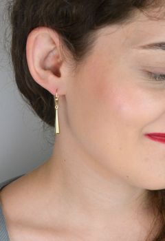 Delikatne kolczyki damskie ze złota próby 585 w kształcie smukłych sopelków. Długość 4 cm, zapięcie angielskie. Elegancja i subtelny styl w jednym (1).JPG